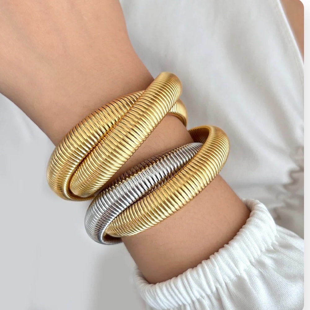 1 Love AeroTwisted Harmony
Bangle Bracelet Silver/Gold Twist